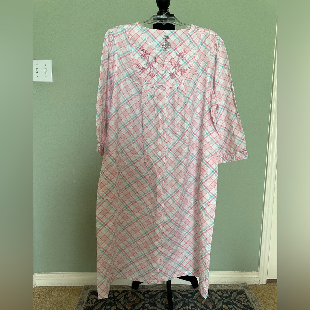 Secret‎ Treasures Robe Womens Size XL Pink Plaid Loungewear Half Sleeve. NWOT.